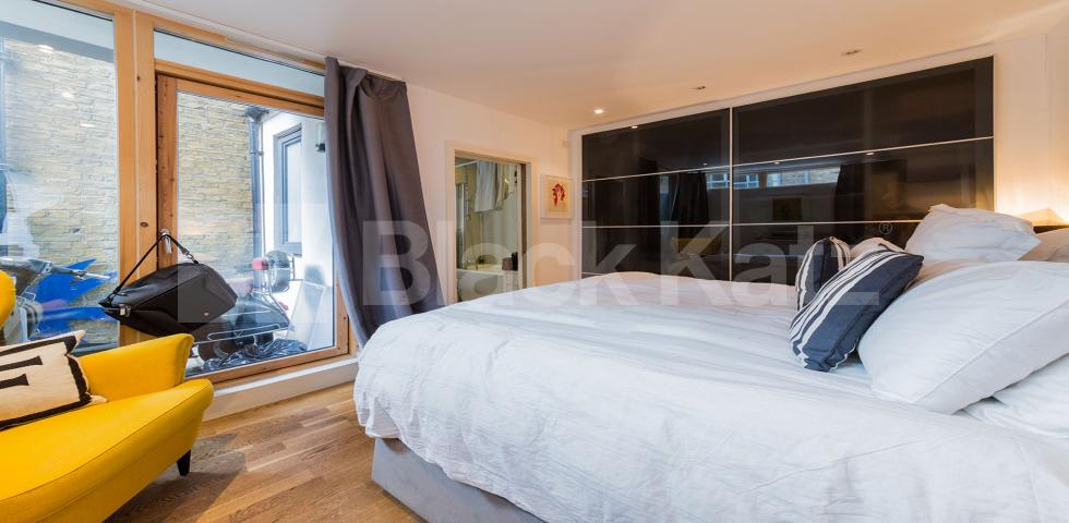 			LET BY!, 2 Bedroom, 1 bath, 1 reception House			 Camden Mews, CAMDEN